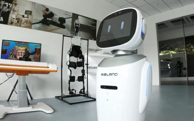 智能肌电仿生手、行走消毒机器人…快来上海这个岛体验人工智能
